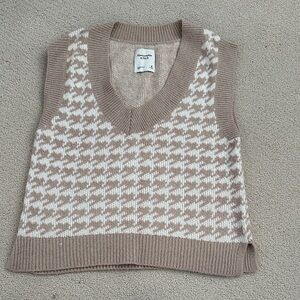 Women's V-Neck Sweater Vest in Tan and White